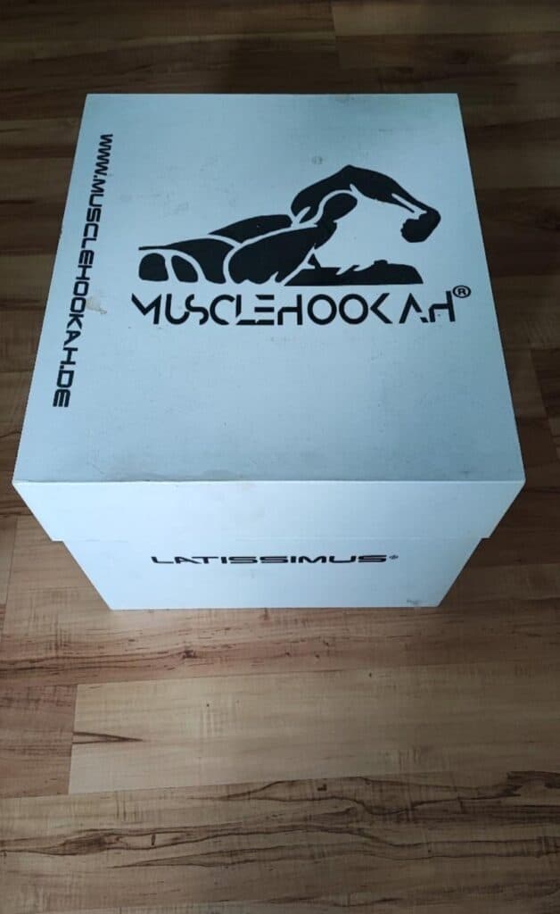 Muskel-Hookah-Box mit Logo auf weißer Verpackung.