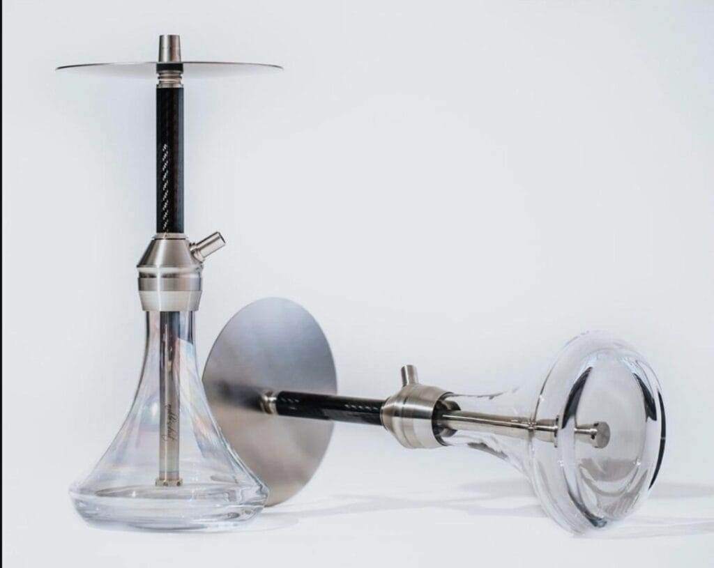 Raucherset für Shisha mit Glas- und Metallkomponenten, inklusive Ablagefläche.