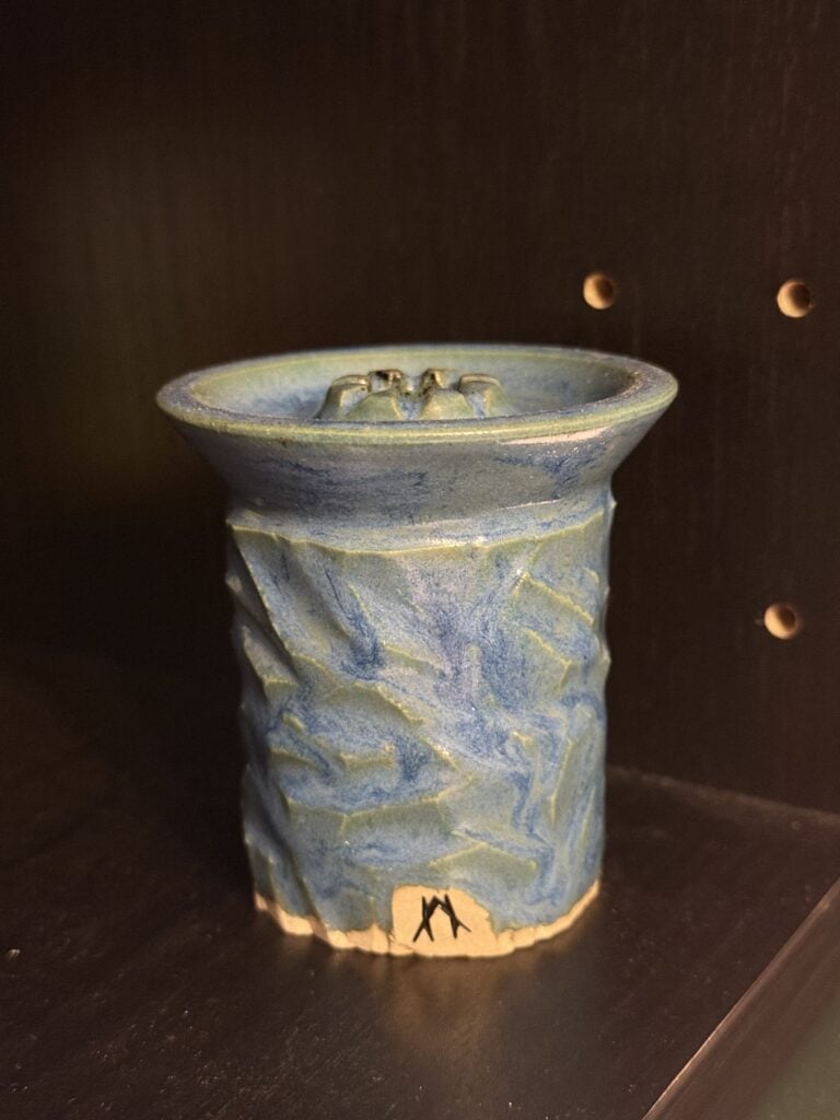 Dekorativer Keramik-Blumentopf in Blau mit Muster.