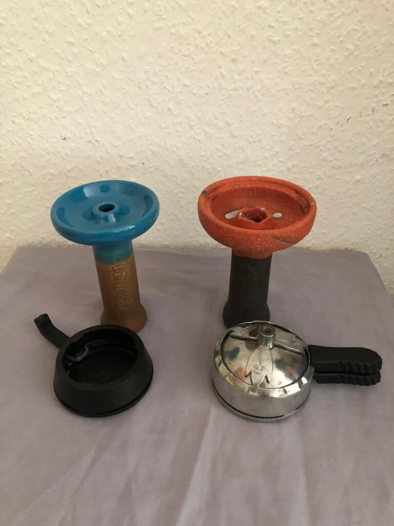 Zwei Feuerzeug-Adapter mit bunten Flammenreglern und Zubehör.