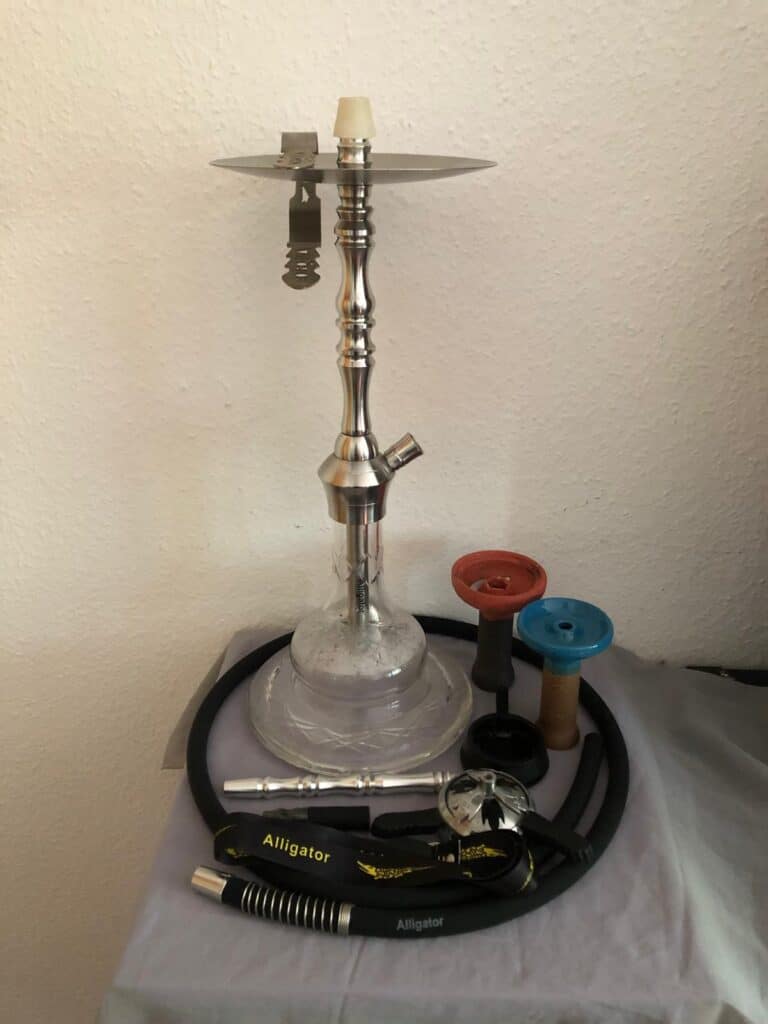 Wasserpfeife mit Glasbasis, Schlauch und Zubehör, ideal für Shisha-Liebhaber.