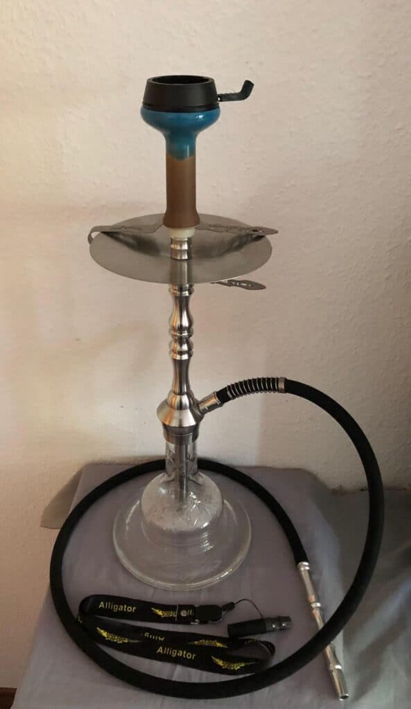 Shisha mit Glasbowl, Silikonschlauch und Kohlezange.