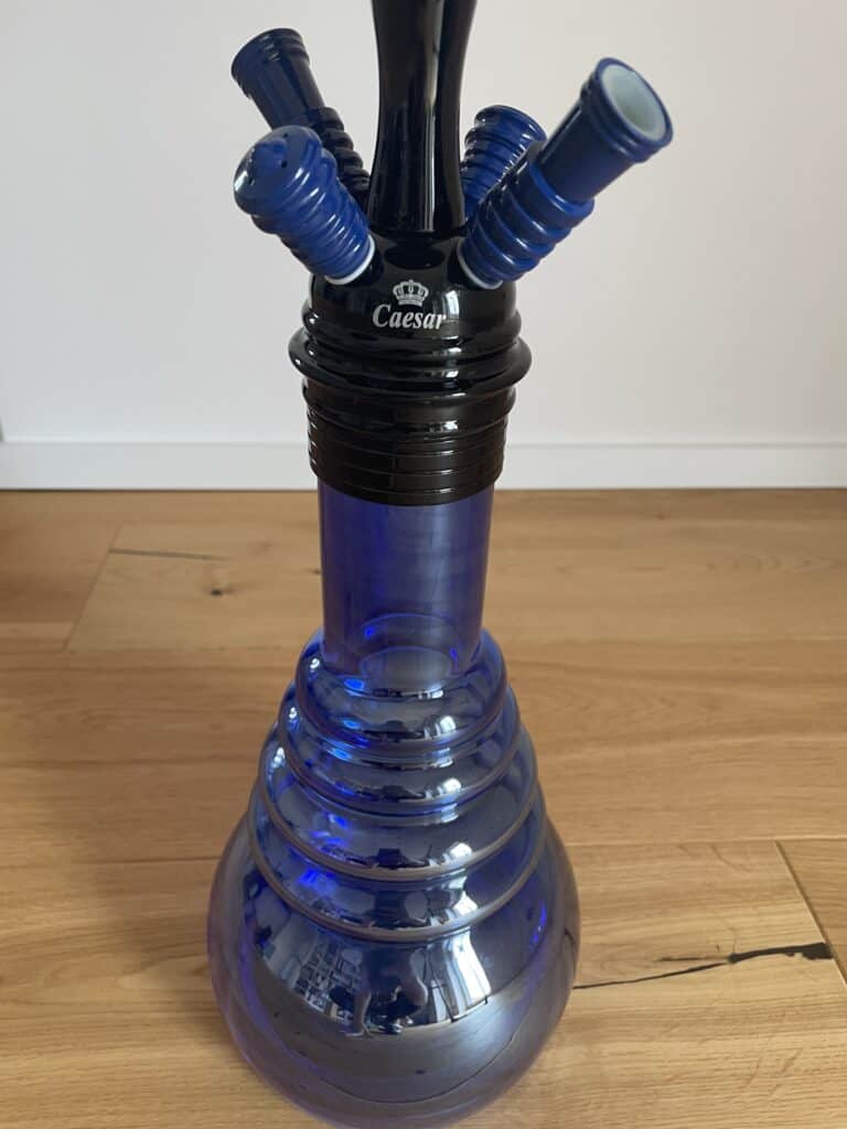 Blaue Wasserpfeife mit mehreren Schläuchen und schwarzem Kopf, ideal für gesellige Abende.