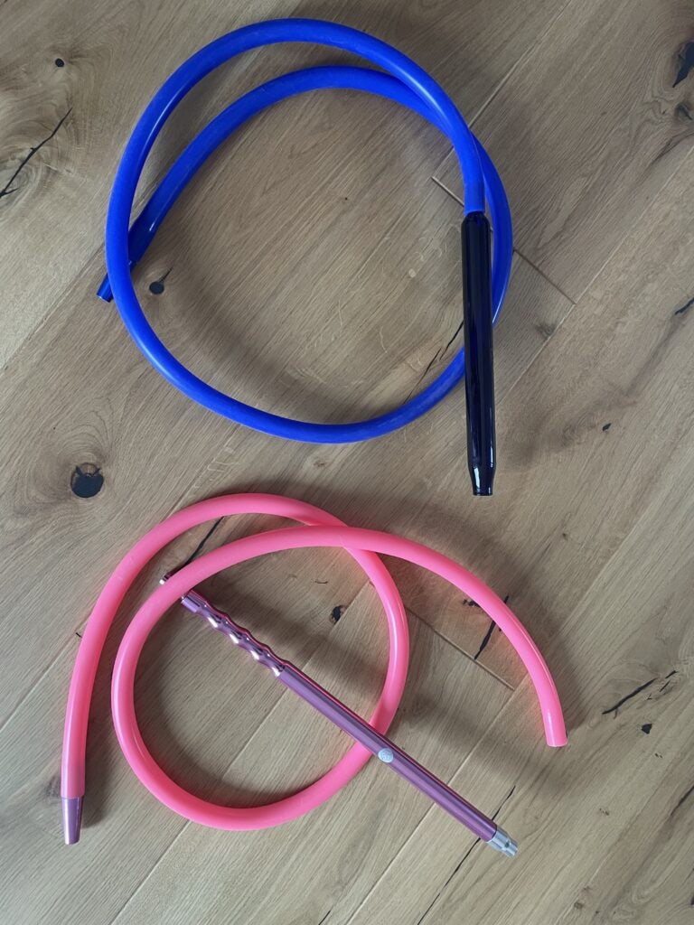 Bunte Shisha-Schläuche in Blau und Pink, ideal für Wasserpfeifen.