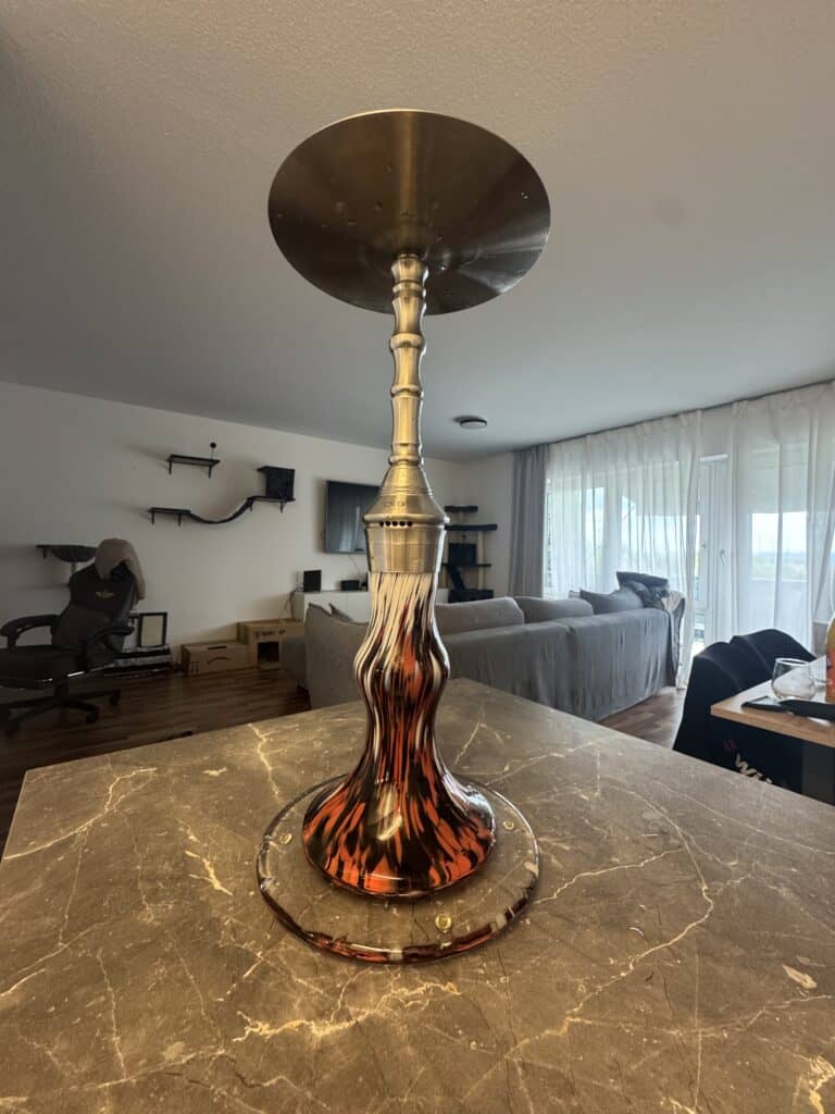 Eleganter Kerzenhalter mit Flammenmuster, modernem Design.