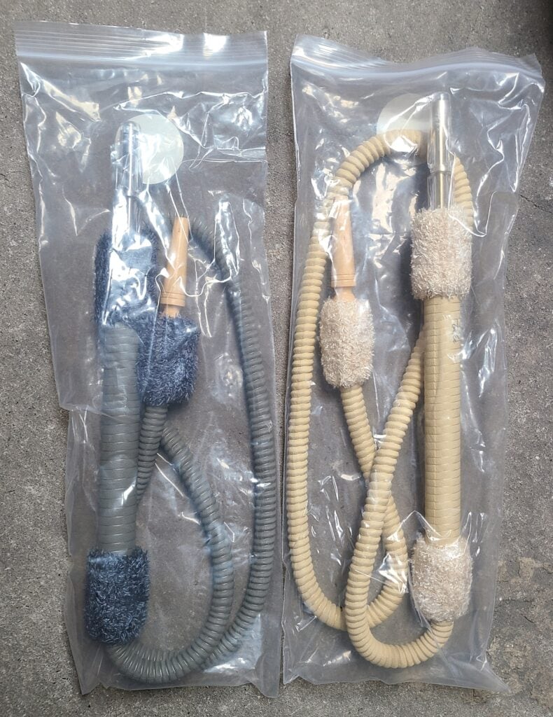 Zwei neue, original verpackte Shisha-Schlauchsets in transparenten Beuteln, geeignet für den Austaus.