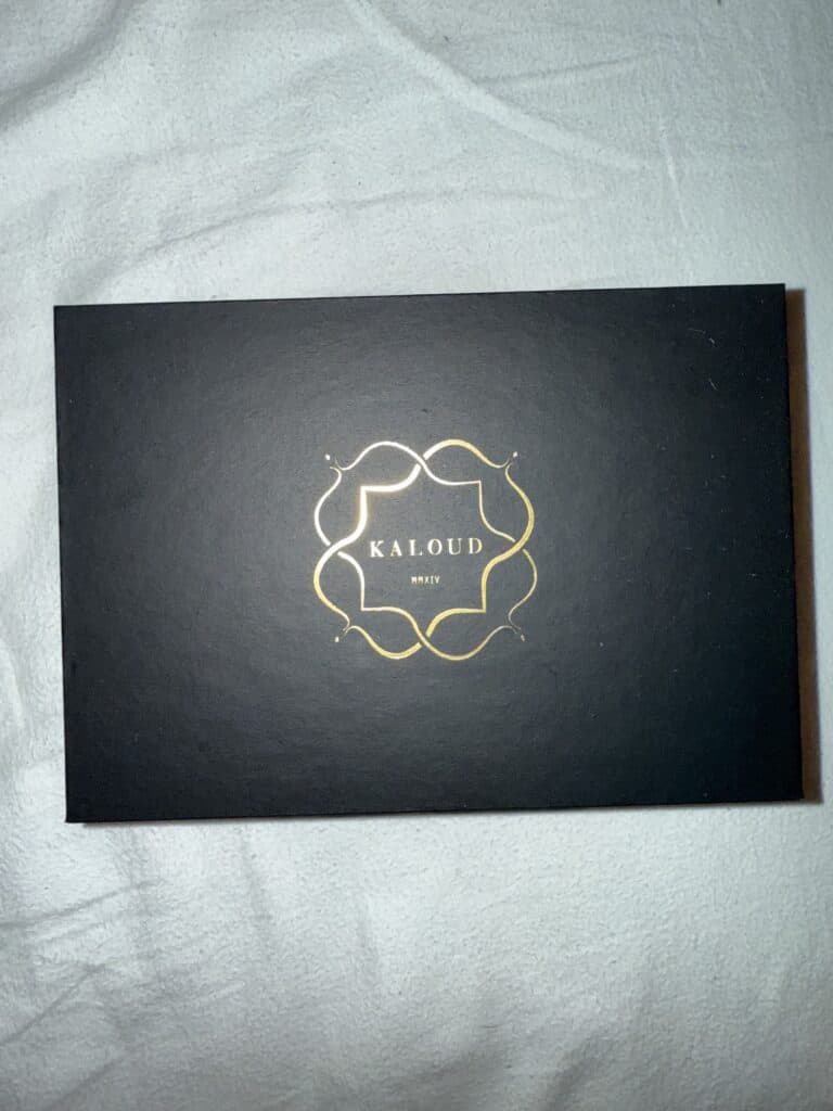 Kartonverpackung mit Kaloud Logo, stilvolles Design, hochwertiges Produkt.