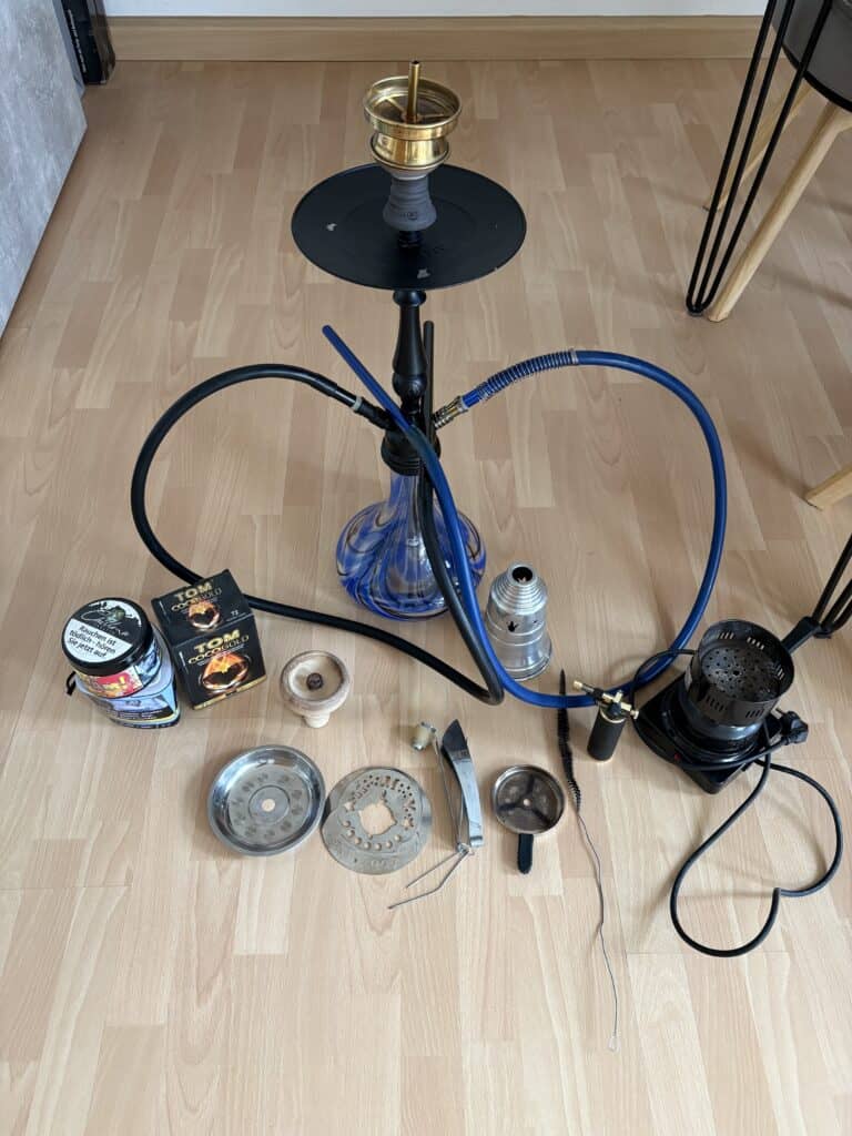 Komplettes Shisha-Set mit Tabak, Kohle und Zubehör für den Genuss.