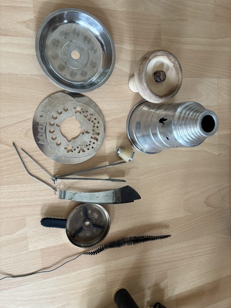 Shisha Rauchsäule mit verschiedenen Teilen und Zubehör.