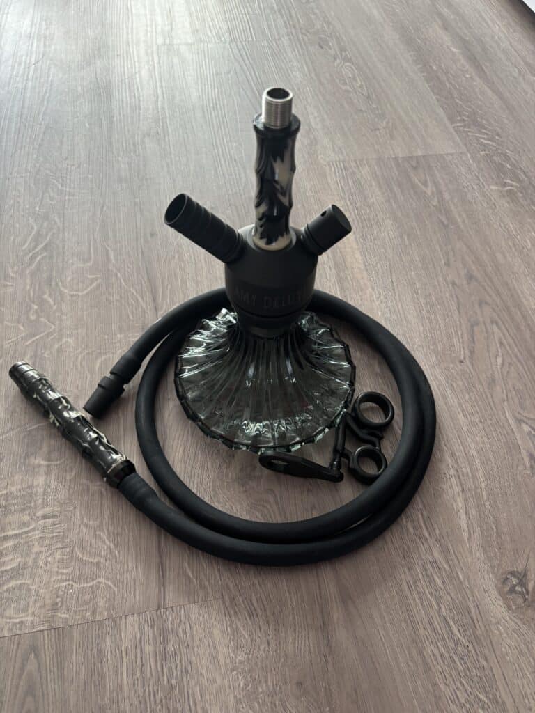 Raucherset für Shisha mit Glasbasis, Schlauch und Zubehör, ideal für Genuss und Entspannung.