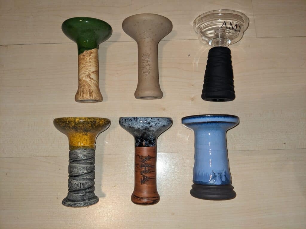 Verschiedene Shisha-Köpfe mit bunten Glasaufsätzen, ideal für Wasserpfeifen.