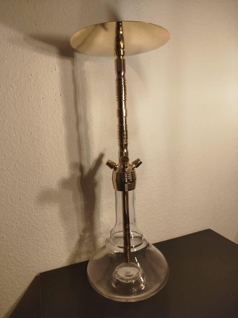 Dekorativer Wasserpfeifen-Adapter aus Glas und Metall.