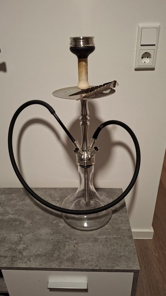 Wasserpfeife auf Tisch, Shisha, Hookah, Rauchsäule.