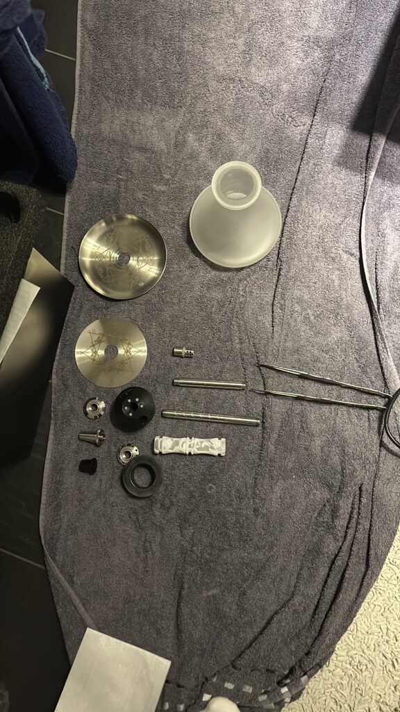 Shisha-Set mit Glas, Metall und Dichtungen.