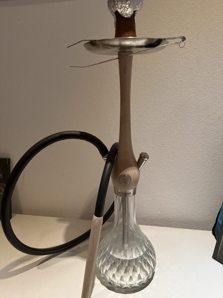 Shisha mit Glasbowl und Metallaufsatz, ideal für gemütliche Abende.