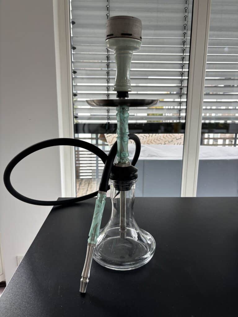 Wasserpfeife mit Glasbowl, Schlauch und Kopf, ideal für den Gebrauch zu Hause oder im Club.