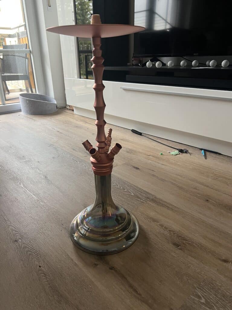 Hookah mit Glasbasis, Holzstücken und Ablagefläche, gebraucht.