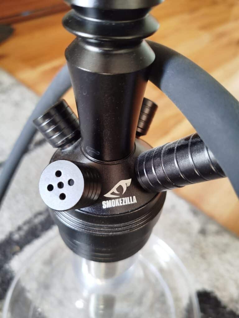 Nahaufnahme eines Rauchzylinders für Shisha mit Markenlogo.