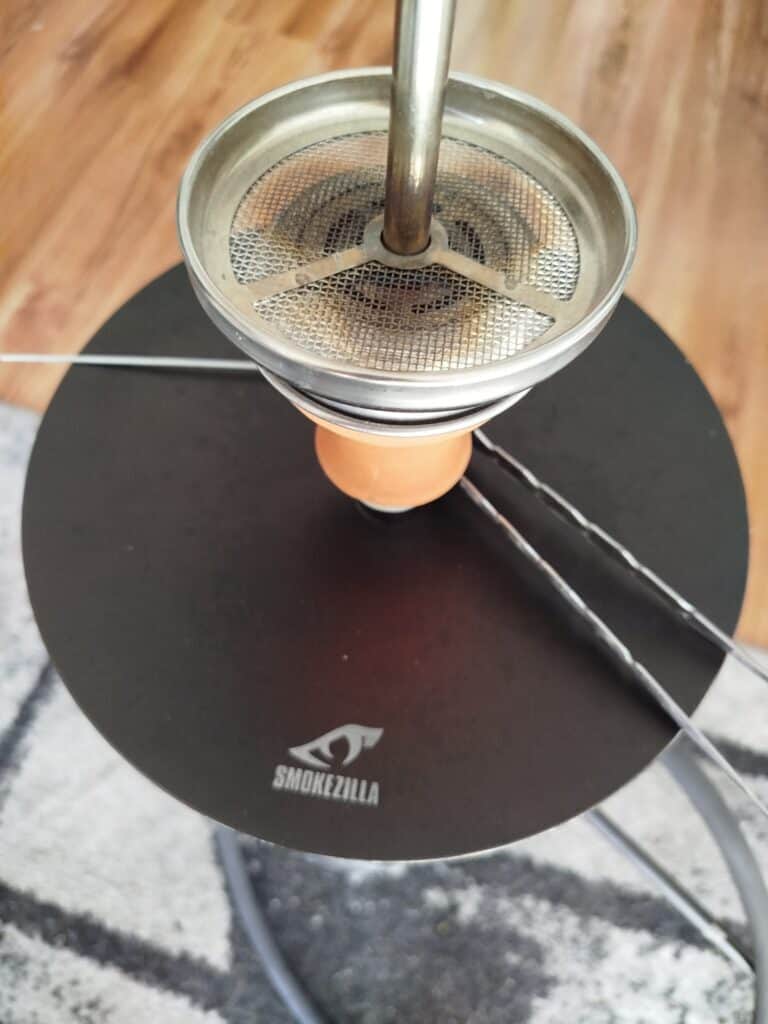 Rauchzylinder auf Shisha mit Smokezilla Logo, Nahaufnahme.