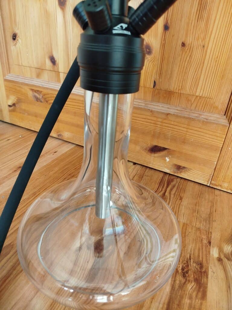 Rauchsäule mit Glasbehälter für Shisha, ideal für aromatischen Rauchgenuss.