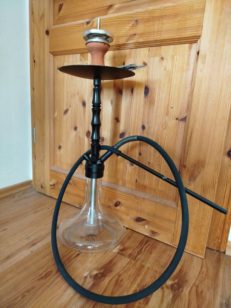 Rauchsäule mit Wasserpfeife, Schlauch und Kopf, für Shisha-Genuss.