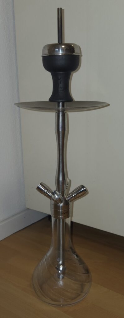 Wasserpfeife mit schwarzem Kopf und Glasbowl, ideal für Shisha-Liebhaber.