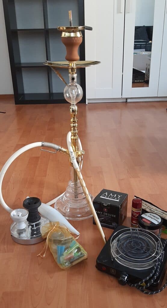 Rauch-Hookah mit Glas, Metall und Holz, inklusive Zubehör und Tabak für das Rauchen.