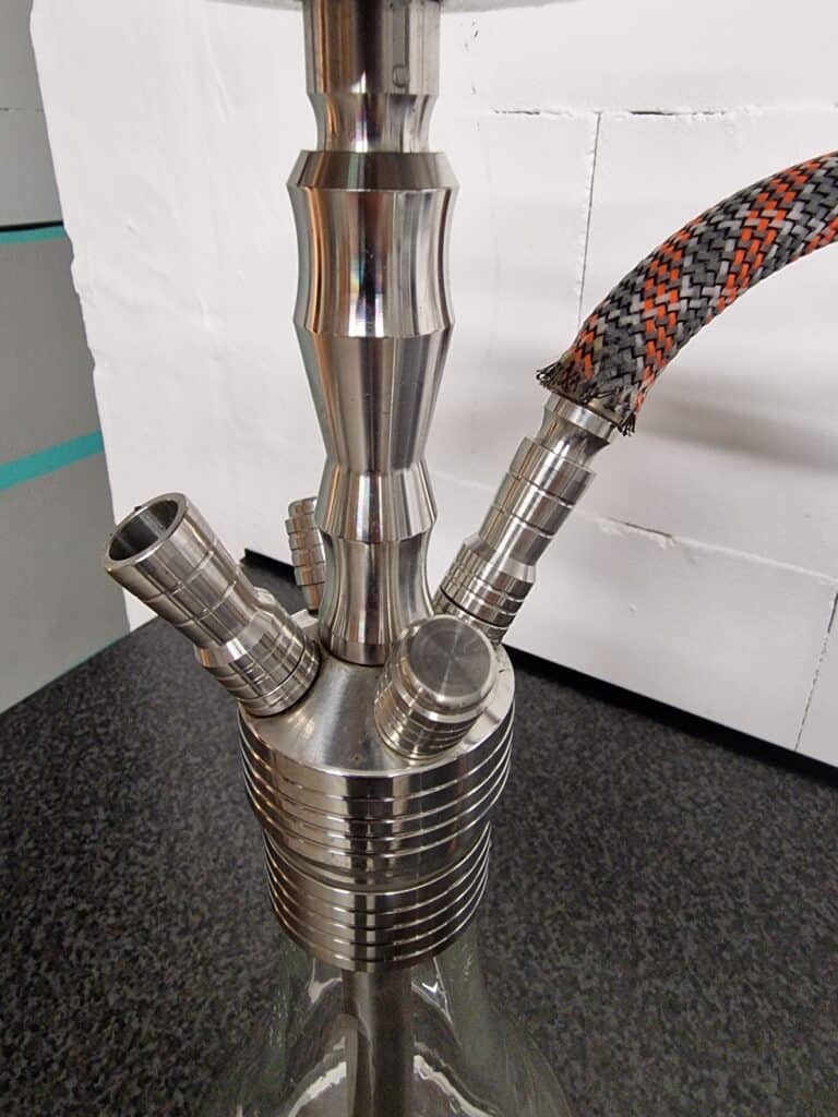 Shisha-Kopf mit Edelstahl-Teilen und flexiblem Schlauch.