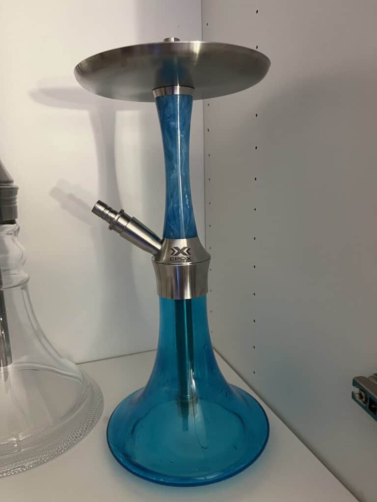 Moderne Wasserpfeife mit blauer Glasbasis und Metallaufsatz.