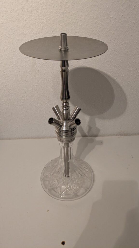 Raucherset mit Glasbasis, Metallaufsatz und Ablagefläche.