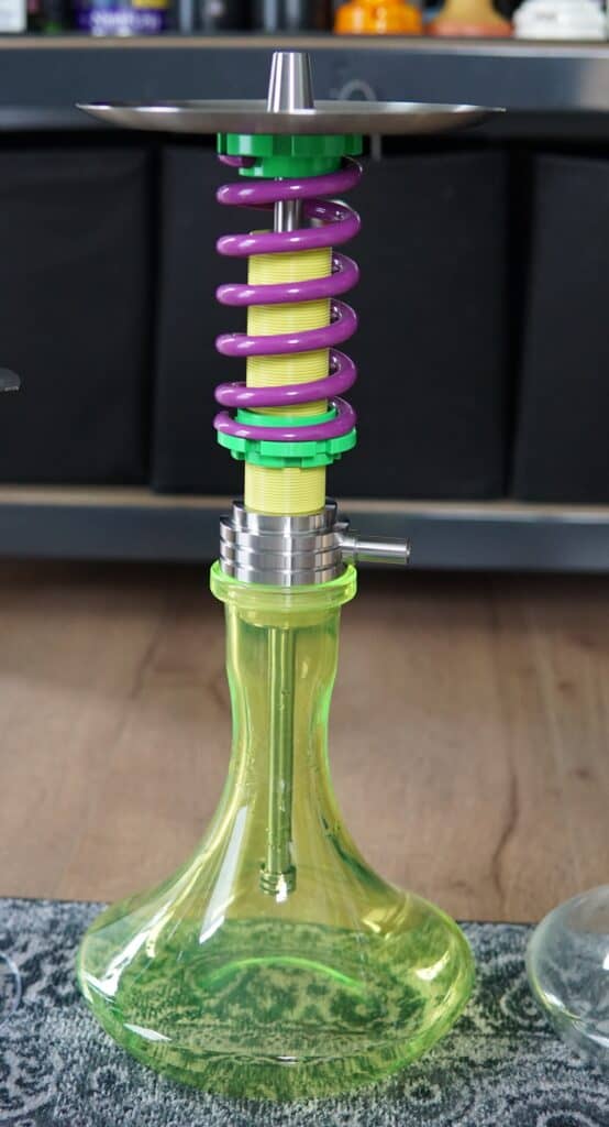Bunte Shisha Rauchsäule mit farbigen Spiralen und Glasbasis, ideal für Shisha-Liebhaber.