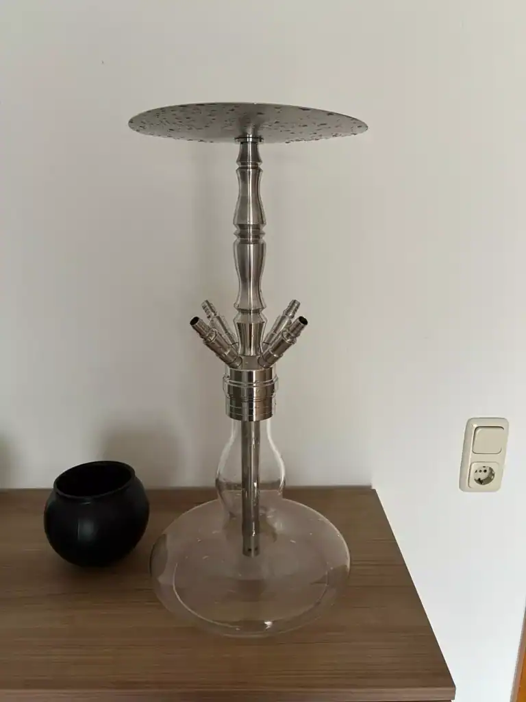 Transparente Glas-Shisha mit Metall- und Glasdetails, perfekt für Raucherlebnisse.