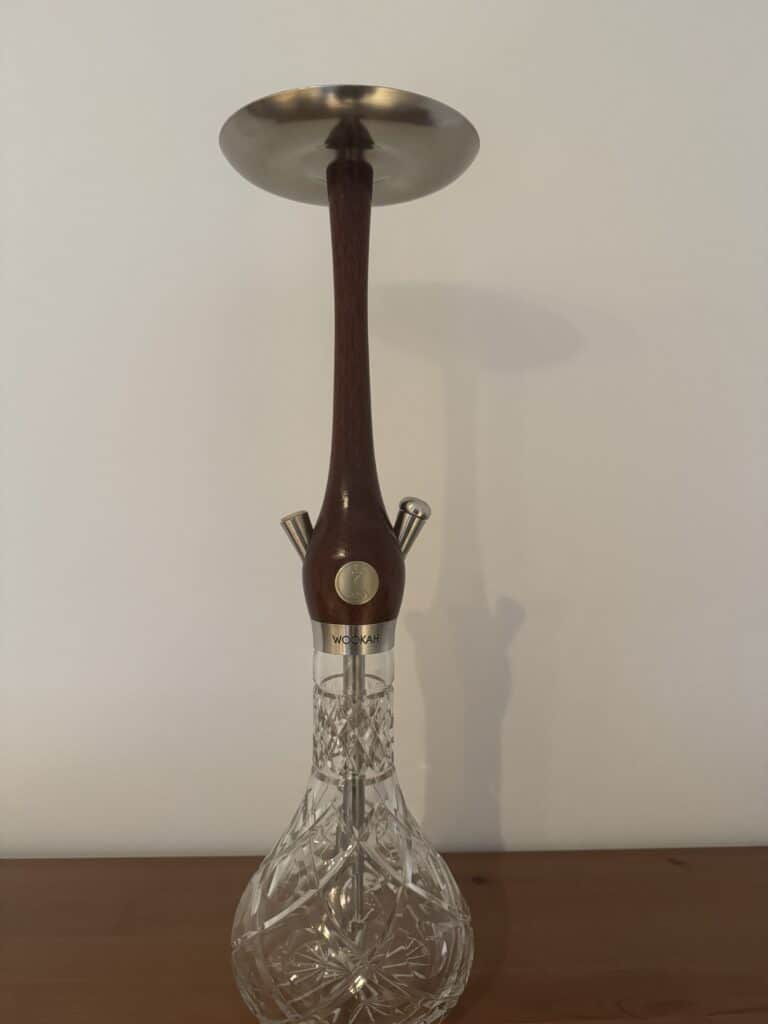 Elegante Shisha mit Glasbowl und Holzstiel, ideal für Raucherlebnisse.
