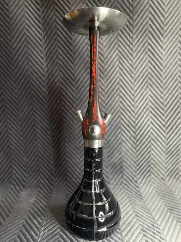 Rauch-Hookah mit rotem Design auf schwarzem Sockel, ideal für Shisha-Liebhaber.