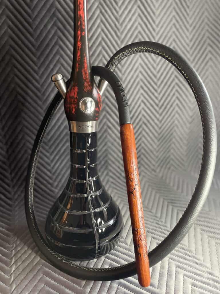 Shisha mit Glasgefäß und Schlauch, ideal für Raucher und Shisha-Liebhaber.