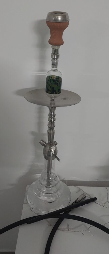 Rauchende Shisha mit Glas- und Metallteilen, ideal für Raucher und Sammler.