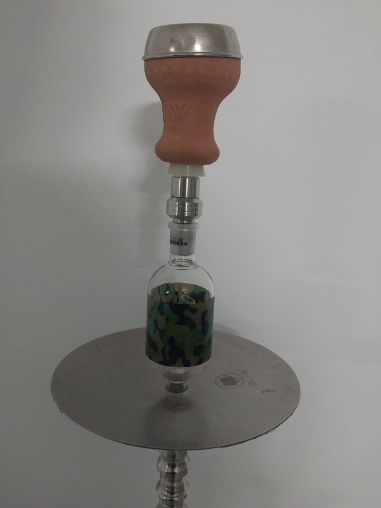 Rauchsäule mit Wasserpfeife, Shisha-Design, auf einem runden Tisch.