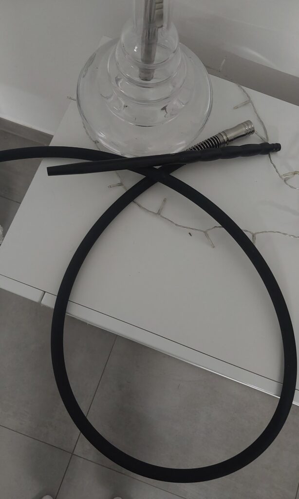 Große Shisha-Kohlezange mit Schlauch für Wasserpfeifen.