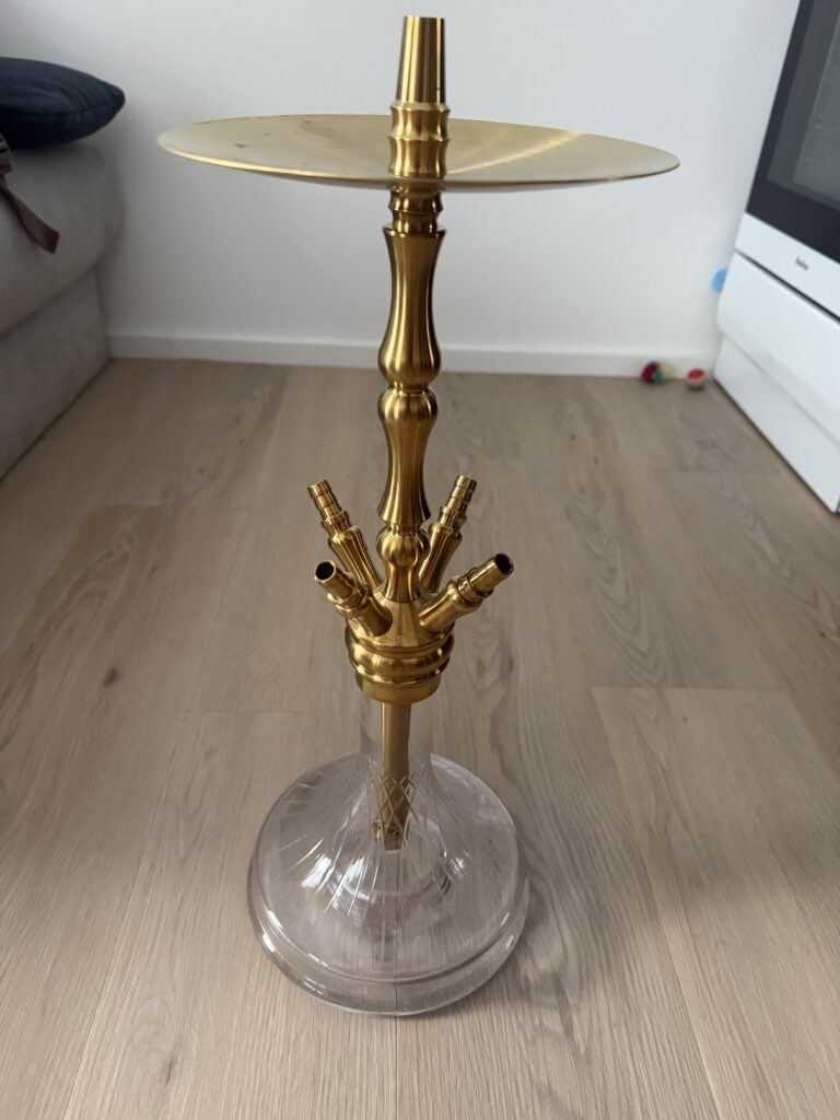 Aluminium-Hookah mit goldener Oberfläche und Glasunterbau, ideal für Shisha-Liebhaber.