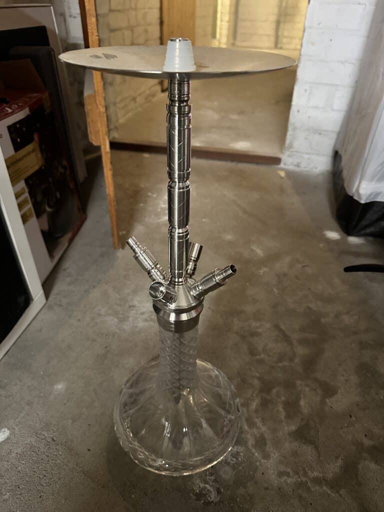 Hochwertige Shisha Rauchsäule mit Glasbasis und Metallstamm.