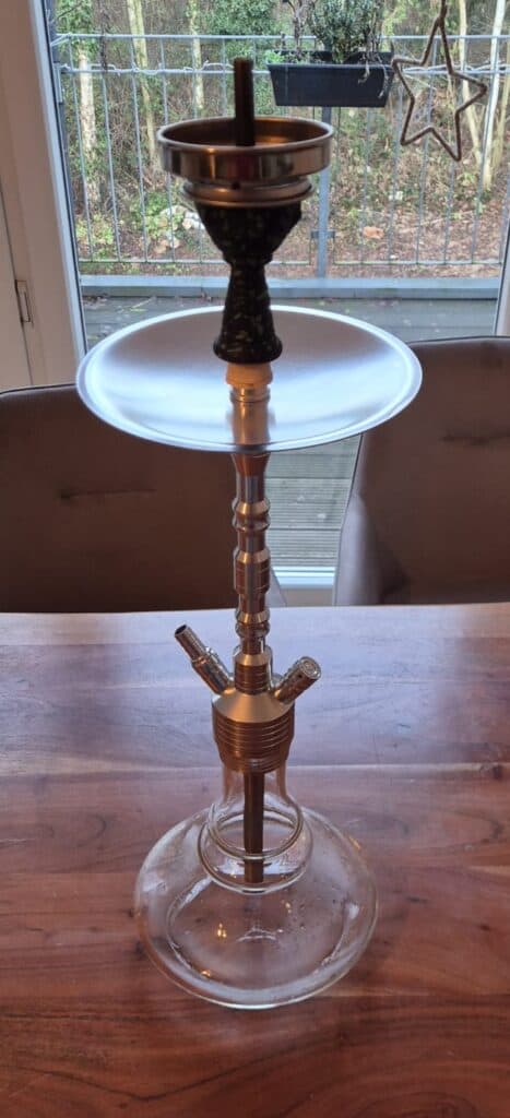 Dekorative Rauchsäule für Shisha, mit Glasbasis und Zubehör, ideal für Raucherlebnisse zu Hause.