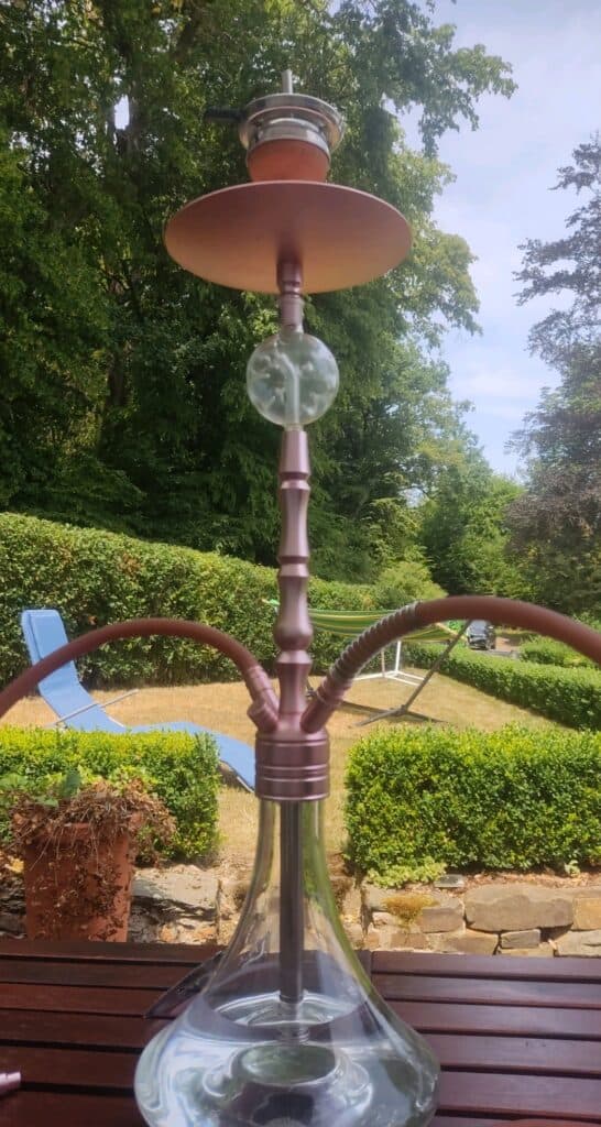 Wasserpfeife mit Glasball und Metallteilen, ideal für Shisha-Liebhaber.