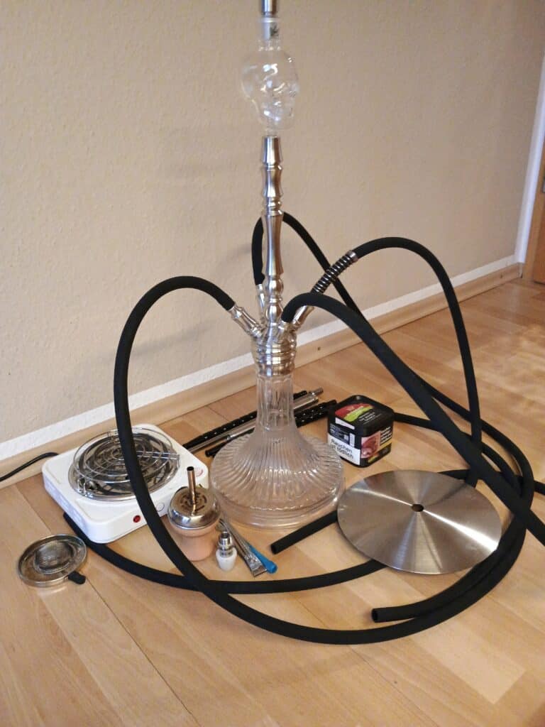 Rauchsäule mit Glas, Schläuchen und Heizplatte für Shisha.
