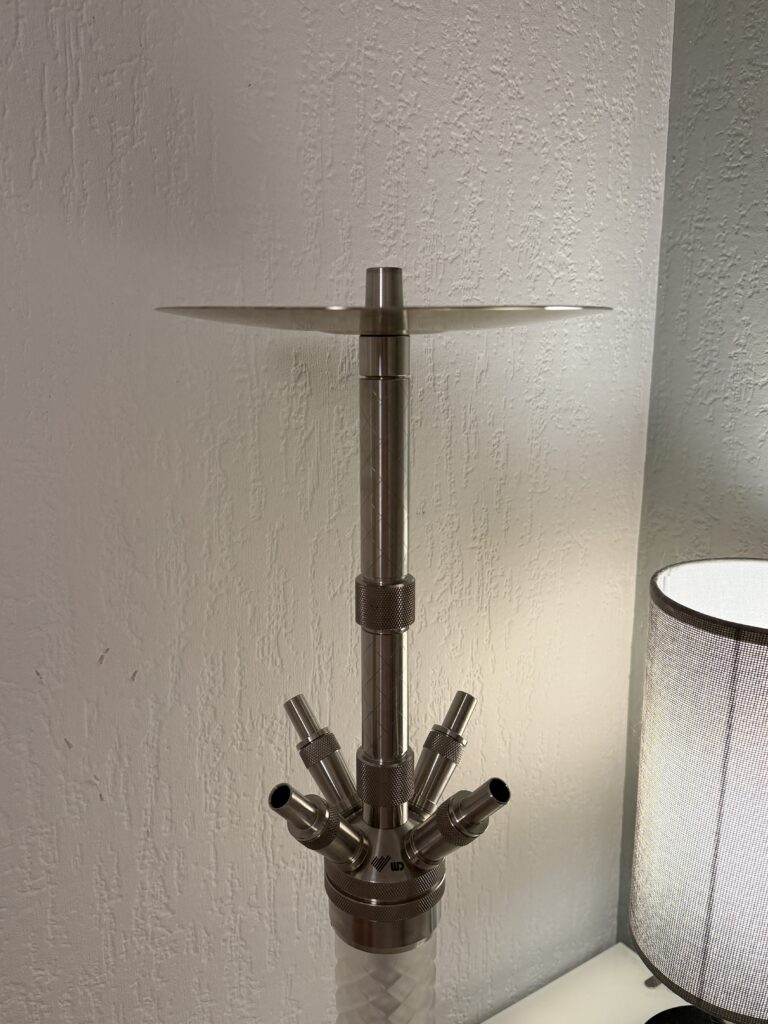 Metall-Kerzenhalter mit mehreren Armen, stilvoll und funktional.