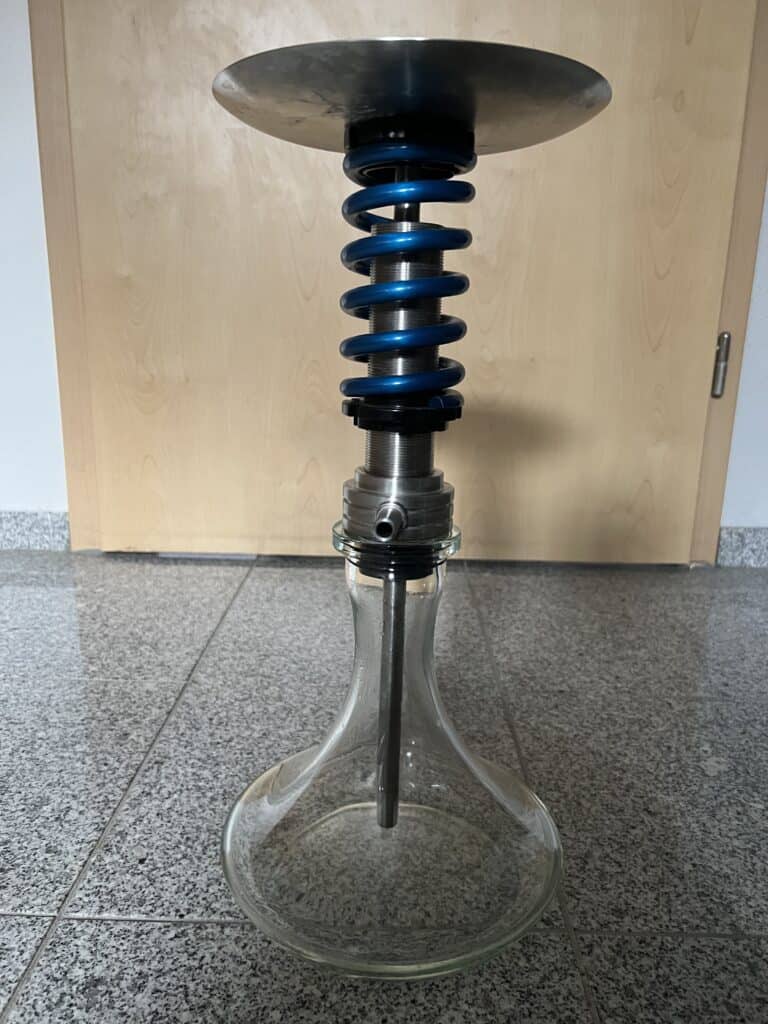 Wasserpfeifenaufsatz mit Glasbasis und Metallhülse.