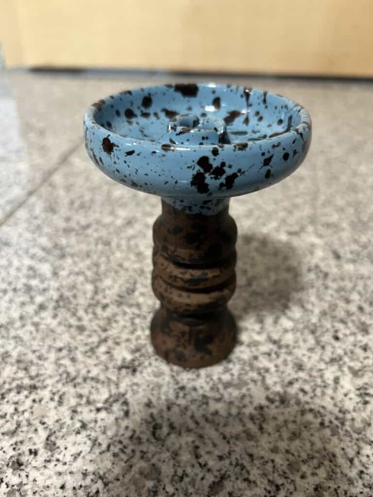 Bunter Shisha-Kopf mit blauer Glasur und schwarzem Sprenkelmuster, ideal für Wasserpfeifen.