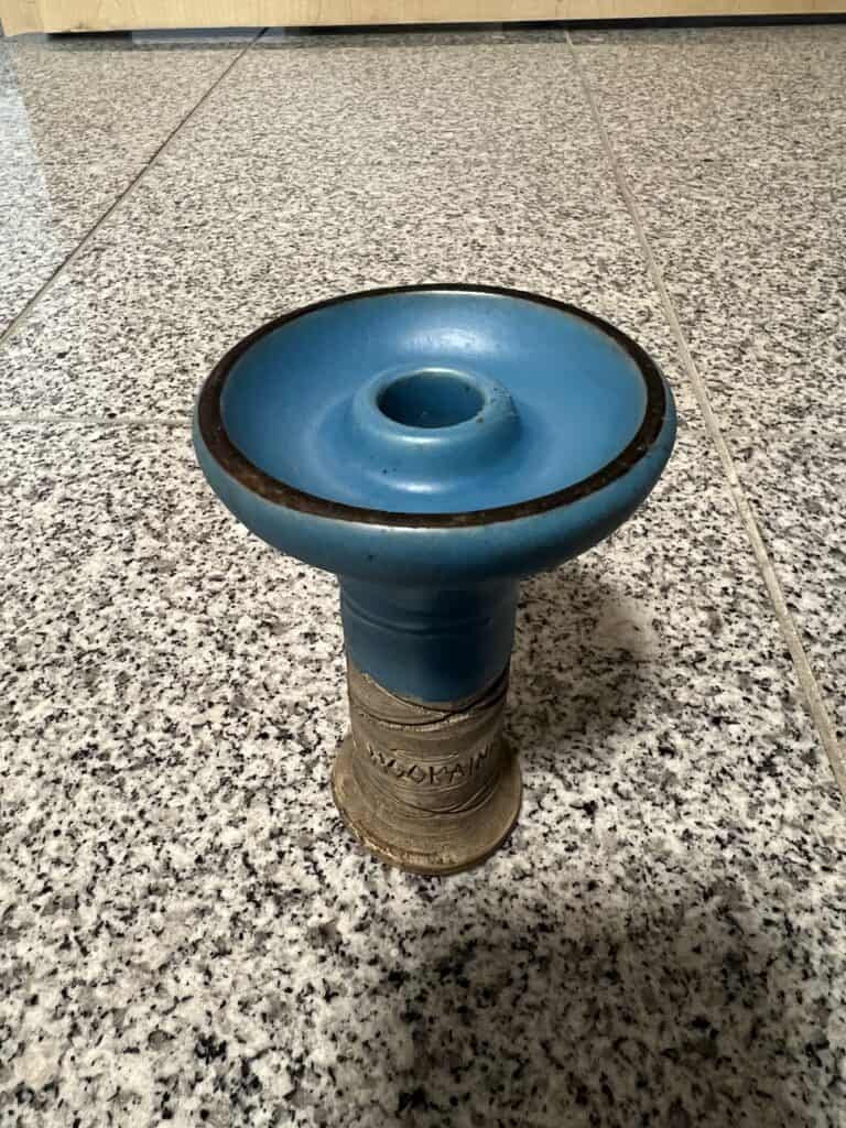 Wasserpfeifen-Adapter mit blauer Silikondichtung.
