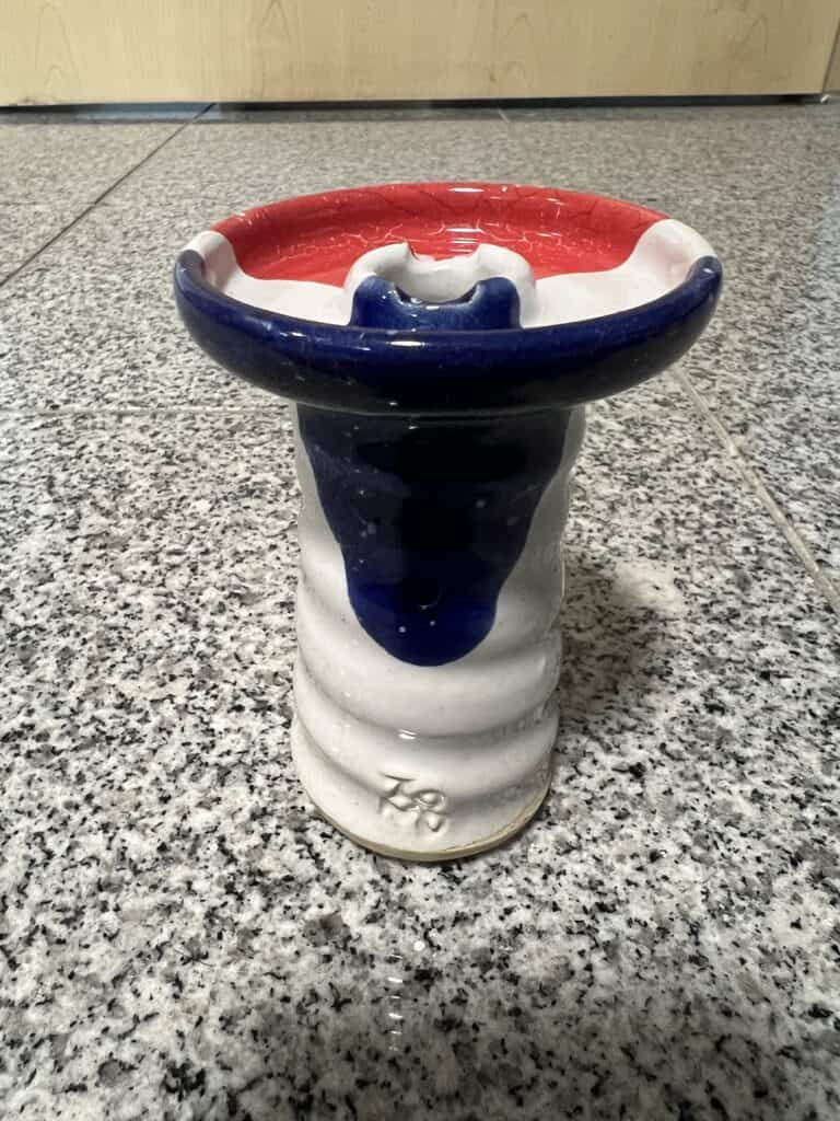 Bunter Keramik-Rauchersetzer mit roter, blauer und weißer Bemalung, handgefertigt, ideal für Shisha-.