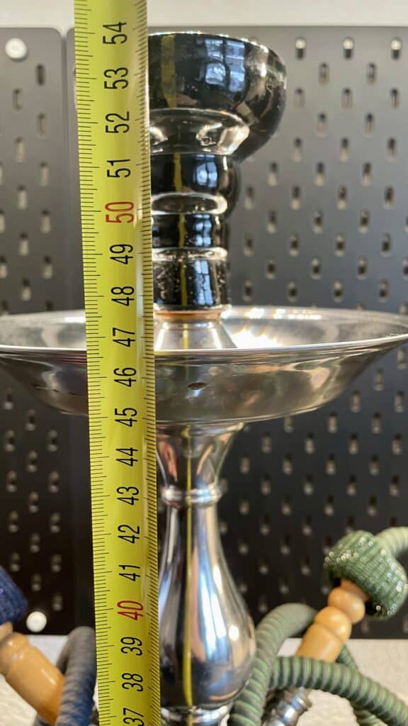 Schwarzer Shisha-Kopf mit Ablage, 50cm hoch, mit Schlauch und Zubehör. Perfekt für Wasserpfeifen-Lie.