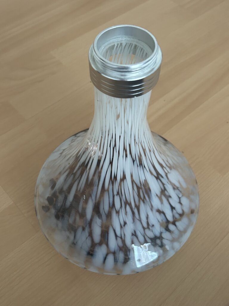 Dekorative Glasvase mit braunen und weißen Mustern, ideal für Raumdekoration oder Shisha-Zubehör.